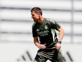 تشابي ألونسو يساند مدرب مايوركا بعد هدف برشلونة المثير للجدل