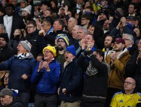 ليدز يطالب جمهوره باحترام وقف اللعب لإفطار اللاعبين الصائمين