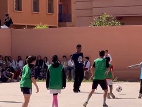 فينيسيوس يزور مدرسة عمومية بالمغرب ويشارك الأطفال اللعب