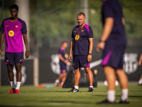 لماذا أشرك هانزي فليك 19 لاعباً في أول مباراتين لبرشلونة؟