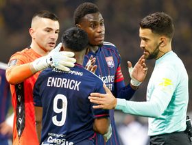 إندريك يغيب مباراة واحدة عن ليون بعد تخفيف عقوبته