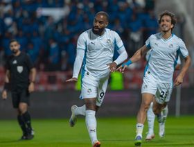 لاكازيت يقود نيوم لفوز تاريخي والرياض يتنفس الصعداء