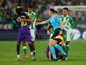 بيرنال لاعب بيتيس يشعر بالأسف بعد الطرد والخسارة أمام برشلونة