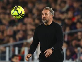 هانزي فليك "يربط مصيره" بجوان لابورتا ويتهم "فيفا" بالتحامل على رافينيا