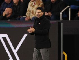 ميكيل أرتيتا يؤكد إصابة فيكتور غيوكيريس ويشيد بمدافعي أرسنال