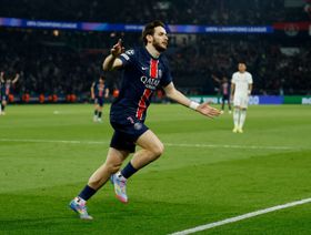 معركة بين القانون ومزاج اللاعب.. هل يختفي واقي الساق من الملاعب؟