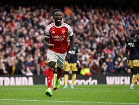 أرسنال يحاول تجديد عقد ساكا "خلال أسبوع"