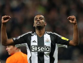 "عائق قانوني" يهدد انتقال إيزاك مهاجم نيوكاسل إلى الهلال السعودي