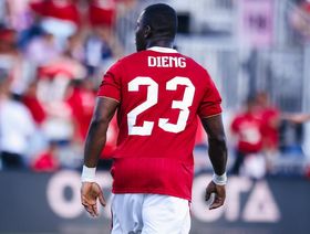 الأهلي يقرر مساواة اليو ديانغ بـأشرف بن شرقي.. واللاعب يطلب مهلة