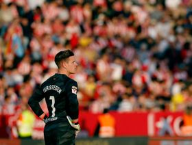 تير شتيغن ينفي توتر علاقته مع برشلونة رغم الخضوع لجراحة "دون مرافق"