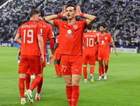 شاهد.. الدحيل يهز شباك الهلال بهدف الجزائري بولبينة