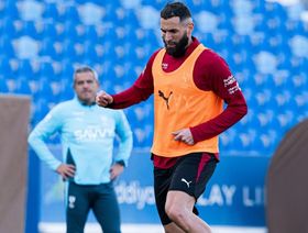 كريم بنزيما "بالأحمر" في أول مران مع الهلال.. من أول ضحاياه؟