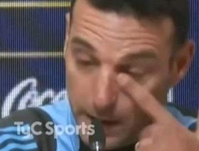 سكالوني يذرف الدموع عند سؤاله عن آخر مباراة لميسي في الأرجنتين