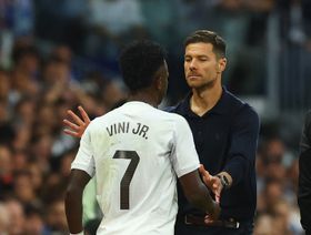 فينيسيوس "يفكّر جدياً" بالرحيل و"دعم مطلق" من ريال مدريد لتشابي ألونسو