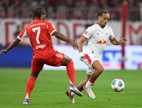 كومباني يجتمع مع أسطورة بايرن لإقناعه بضم تشافي سيمونز