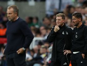 إيدي هاو يحذر برشلونة: إنها أهم مباراة في تاريخ نيوكاسل ونعرف سبيل الفوز