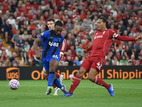 قائد ليفربول يَدعم "ضحية العنصرية" ويصف الواقعة بـ"العار"