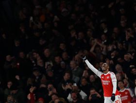 شاهد.. "هاتريك" إيزي يدمر شباك توتنهام ويعزز صدارة أرسنال