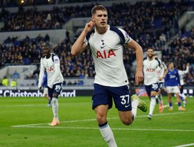 بعد مشادته مع الجماهير.. مدافع توتنهام يقترب من ليفربول