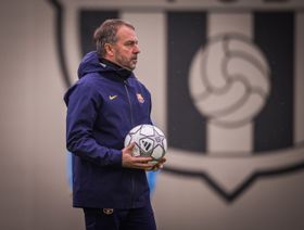 هانزي فليك يشرح كيف سيتعامل برشلونة مع البرد في سلافيا براغ