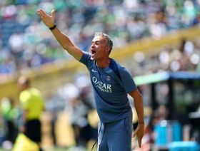 "الكرة ترتد مثل الأرنب".. لويس إنريكي ينتقد أرضية ملاعب المونديال