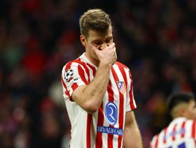 إصابة خطيرة تنقل ألكسندر سورلوث إلى المستشفى.. وأتلتيكو يصدر بياناً