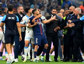 نايف أكرد يتعرض لاعتداء في مطار مارسيليا قبل تمثيل المغرب