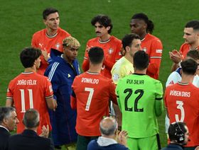 هل يخسر لامين يامال الكرة الذهبية بسبب مصافحة رونالدو؟