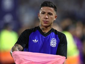 بعد إيقافه.. هل يطلب إنزو فرنانديز الرحيل إلى ريال مدريد؟