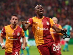 ليفربول يدفع ثمن جلوس صلاح كبديل ليخسر أمام غلطة سراي