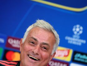 "رشاش مياه".. هدية إيطالية تُضحك مورينيو وتُغضب مشجعي برشلونة