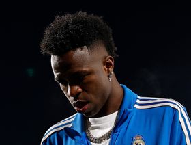 شاهد.. فينيسيوس يتعرض لهتافات عنصرية وكورتوا يتدخل سريعاً