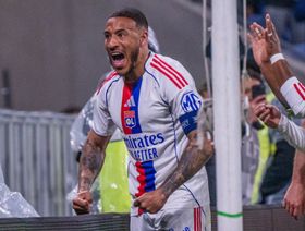 ليون يعبر لوريان ويحافظ على آماله في التأهل لدوري أبطال أوروبا