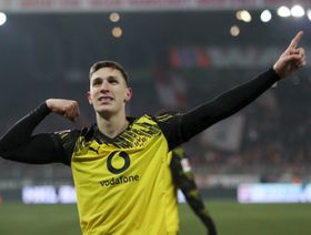 صخرة دفاع دورتموند "يجدد عقده" ويخذل ريال مدريد