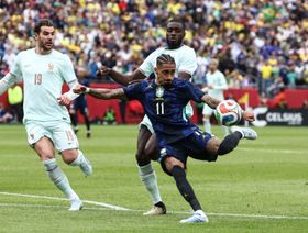 برشلونة يمنح رافينيا أيام راحة بعد صدمة الإصابة