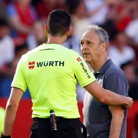 كاباروس ينتقد الـ"فار" بعد طرد مدافع إشبيلية أمام ريال مدريد