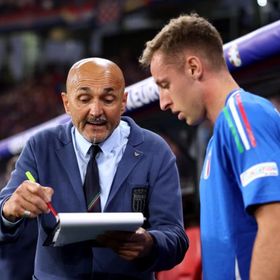 سباليتي ينتقد سذاجة لاعبي إيطاليا رغم التأهل بروح ديل بييرو