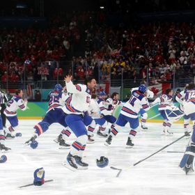 الولايات المتحدة تحقق ذهبية هوكي الجليد بعد غياب 46 عاماً