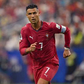 رونالدو يتجنب الاعتزال الدولي قريباً.. هل يسجل الهدف 1000 بقميص البرتغال؟