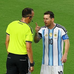 حوار عاصف بين ميسي والحكم البرتغالي خلال مباراة الأرجنتين وسويسرا