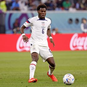 فالنسيا مستعد لبيع عقد يونس موسى وميلان أحد المهتمين