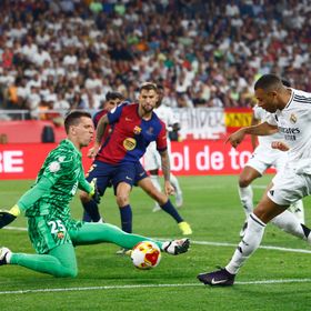 فويتشيك تشيزني أبرز ضحايا كيليان مبابي و"لا يخشاه" خلال الكلاسيكو