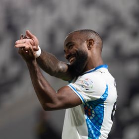 لاكازيت يقود نيوم لفوز جديد والصعود للمركز الثالث بدوري روشن