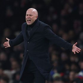 أزمة ليفربول مع "الدفاع المنخفض" تهدد موسم سلوت.. ما الحل؟