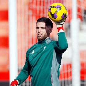 أمام أنظار والدهما.. نجل زيدان يتعرض لكسر في مواجهة شقيقه