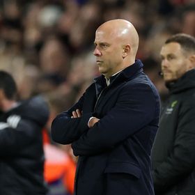 سلوت يشعر بخيبة أمل ولا يصدق تعادل ليفربول مع ليدز