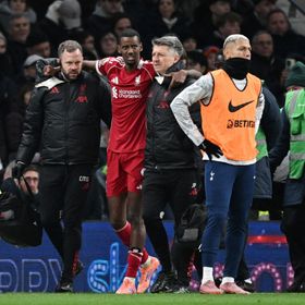 شاهد.. البديل إيزاك يمنح ليفربول التقدم ويتعرض لإصابة قوية