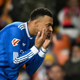 مبابي يصف حكام مباراة فالنسيا بـ"المهرجين"