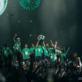 الأهلي يحتفل مع جمهوره ومحرز يعِد بالدوري السعودي بعد آسيا