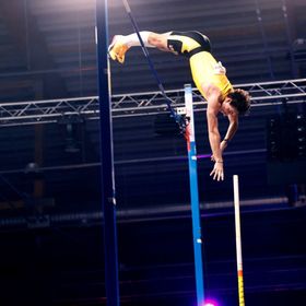 شاهد.. دوبلانتيس يحطم الرقم القياسي العالمي في القفز بالزانة للمرة 15